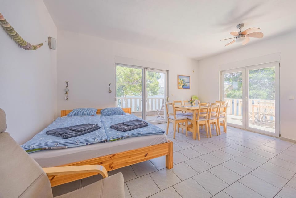 Bed, Dining area, children