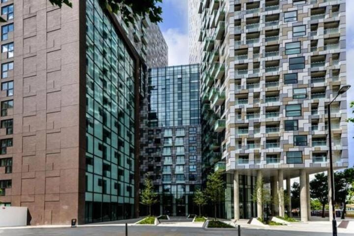 Modern Stylish Double Bedroom in Canary Wharf Vacation rental in London