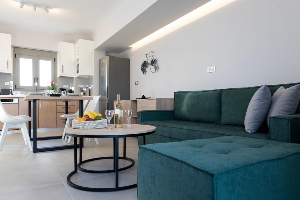 TV and multimedia, Kitchen or kitchenette, Living room, Seating area, Dining area