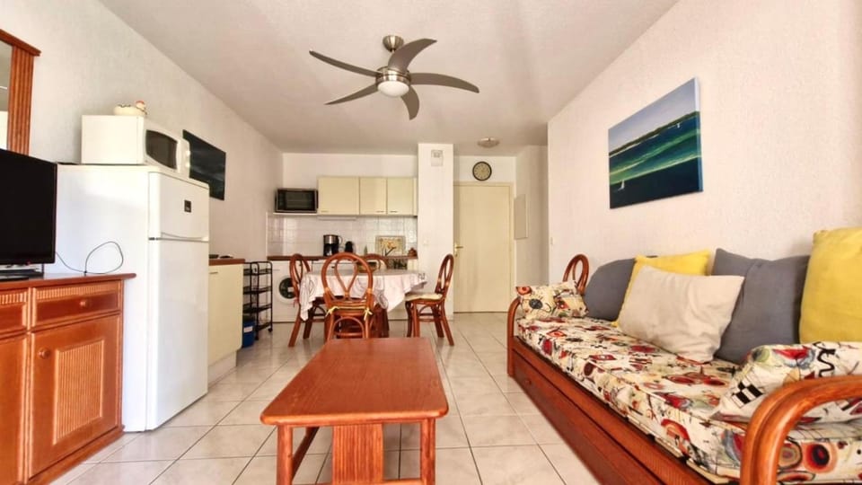 Communal lounge/ TV room, Kitchen or kitchenette, Living room, Seating area, Dining area, oven, stove