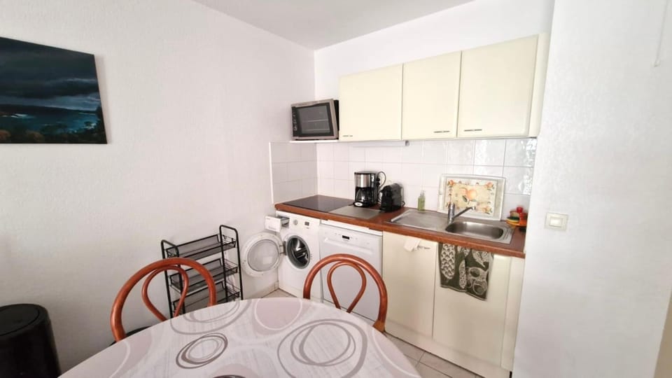 Coffee/tea facilities, Kitchen or kitchenette, Dining area, oven