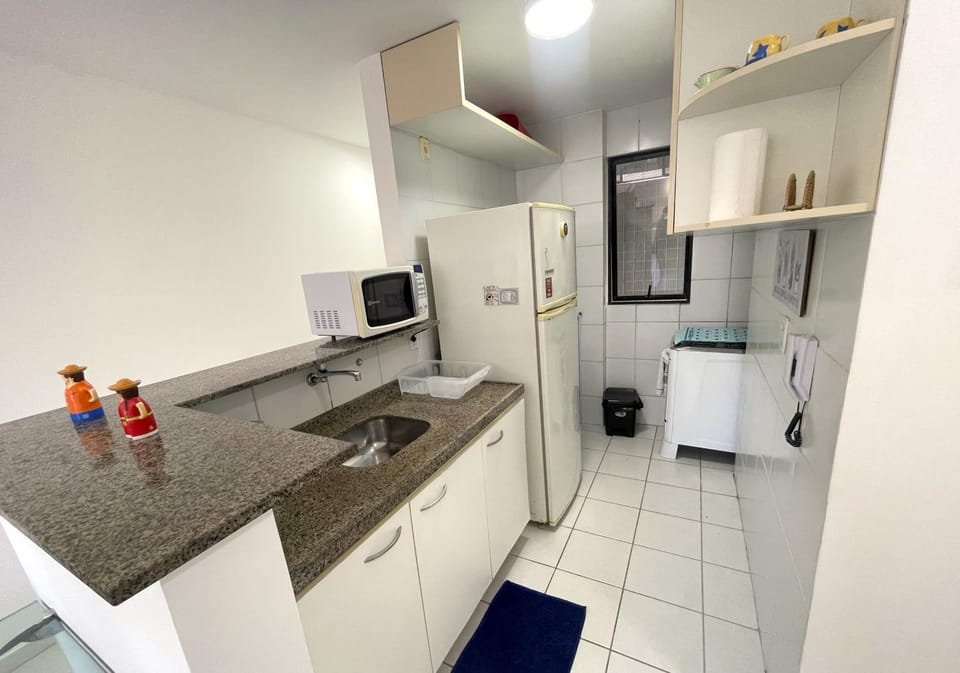 Kitchen or kitchenette, minibar, oven, stove