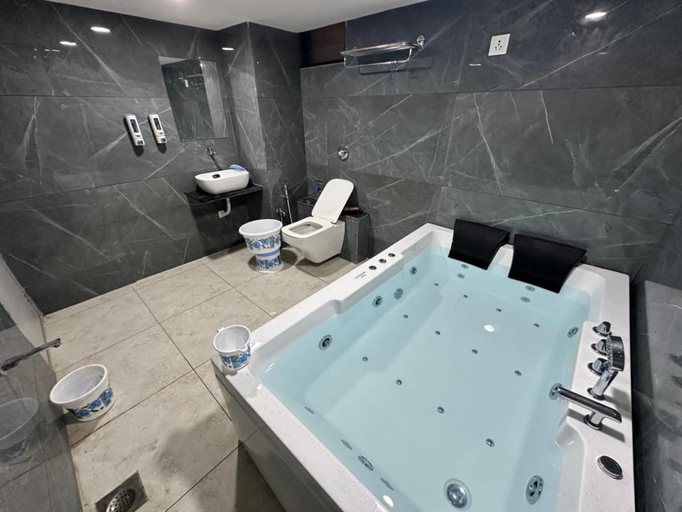 Shower, Toilet, Hot Tub, Bathroom, Bath, towels