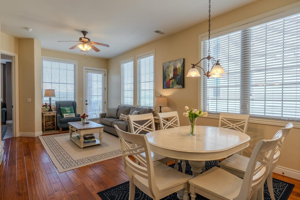 Living room, Dining area