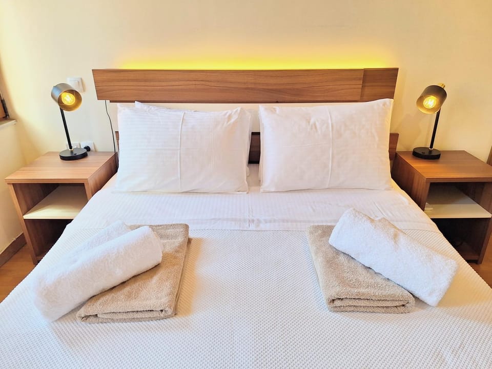 Bed, Bedroom, towels