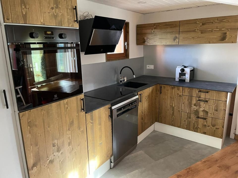 Coffee/tea facilities, Kitchen or kitchenette, dishwasher, oven, stove, toaster