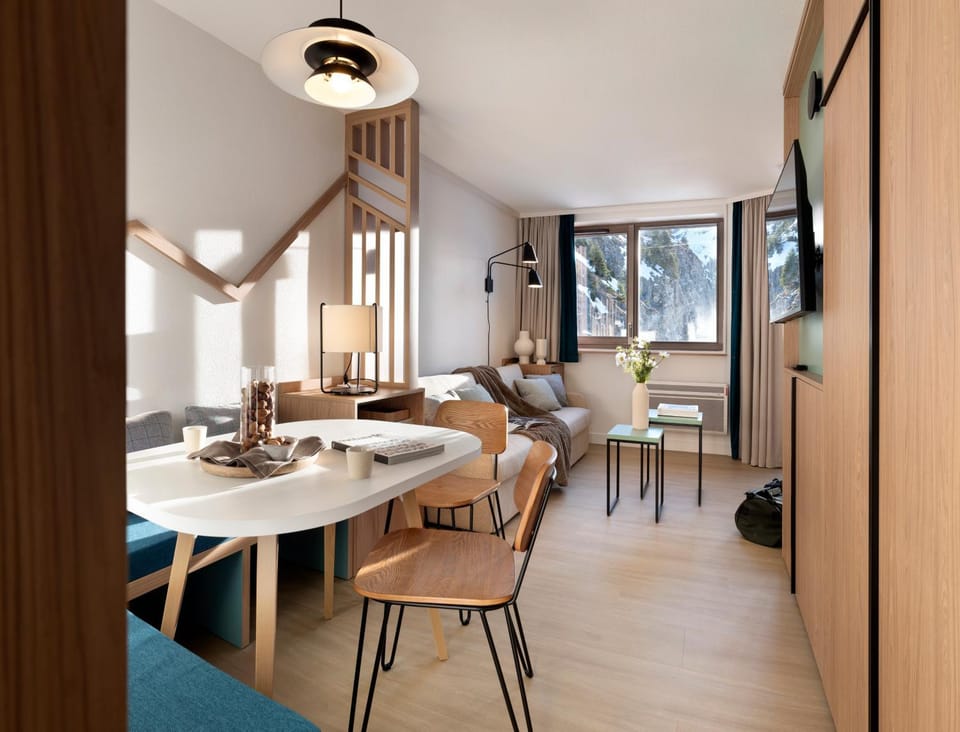 TV and multimedia, Living room, Seating area, Dining area