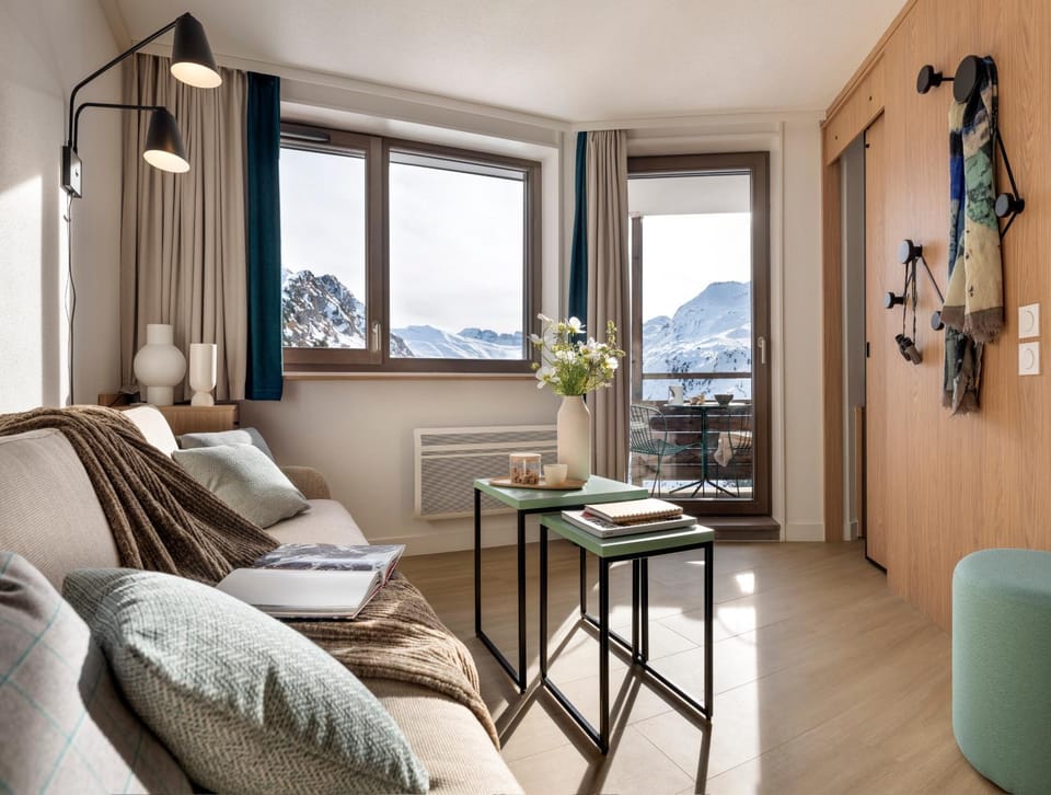 Natural landscape, Living room, Seating area, Dining area, Mountain view