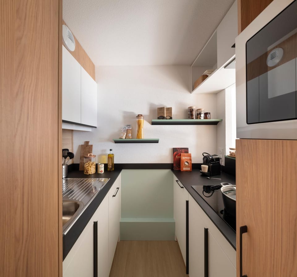 Coffee/tea facilities, Kitchen or kitchenette, oven, stove, toaster
