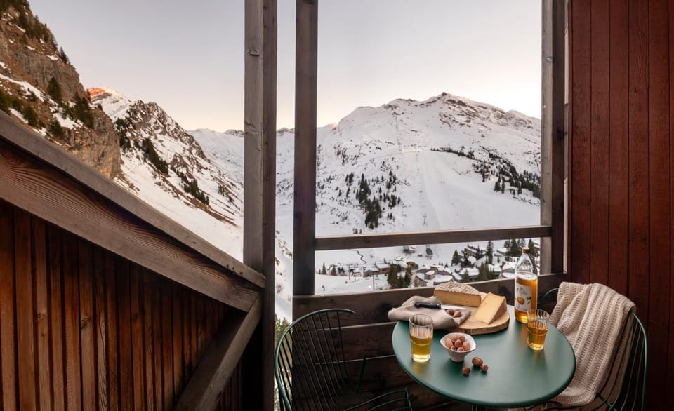 Day, Natural landscape, Winter, Food and drinks, Dining area, Food, Mountain view, Drinks