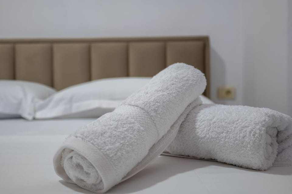 Bed, Bedroom, towels