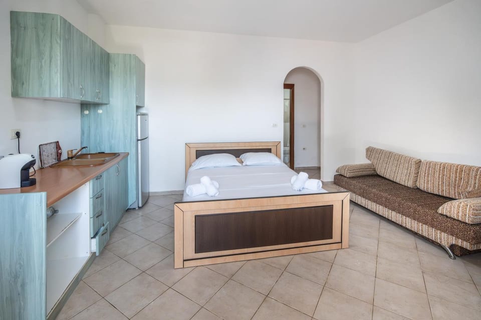 Bed, Kitchen or kitchenette, Living room, Seating area