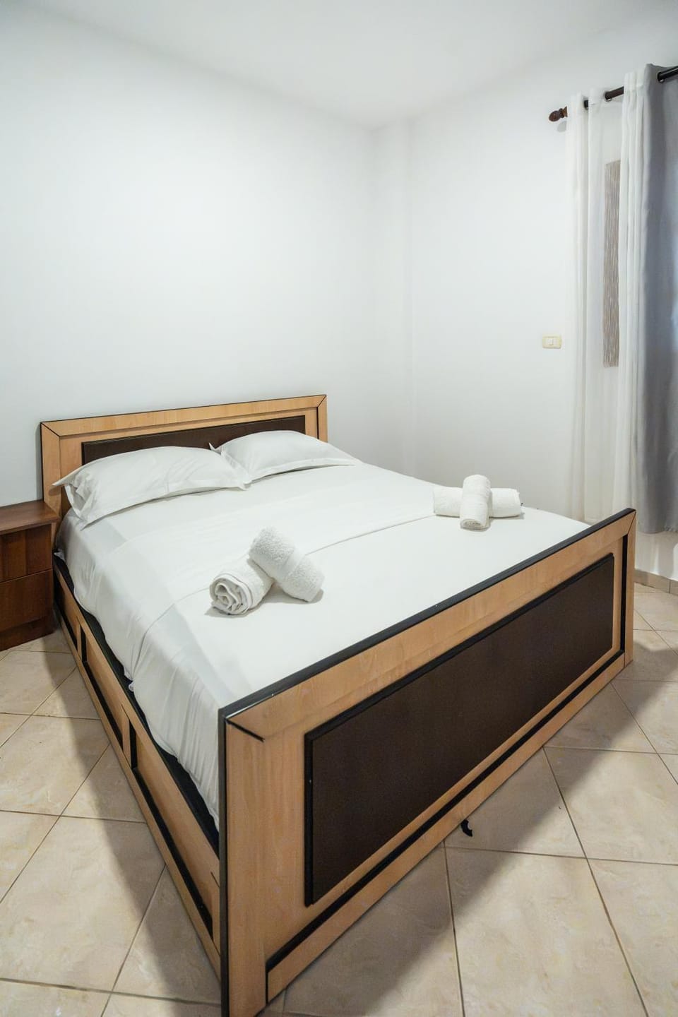 Bed, Bedroom, towels