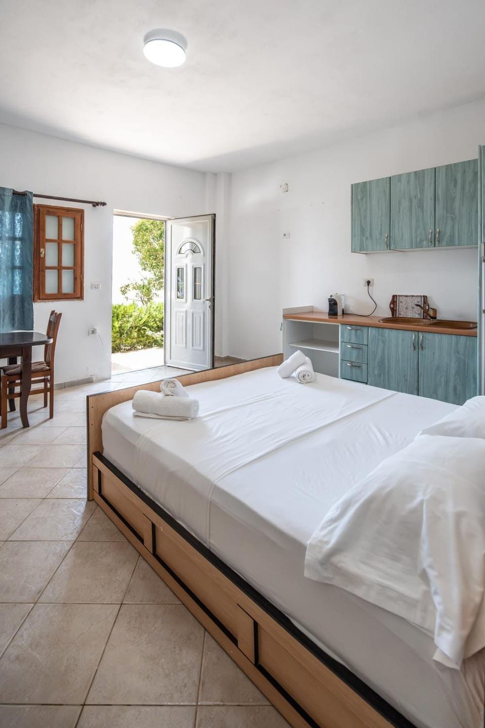 Bed, Kitchen or kitchenette, towels
