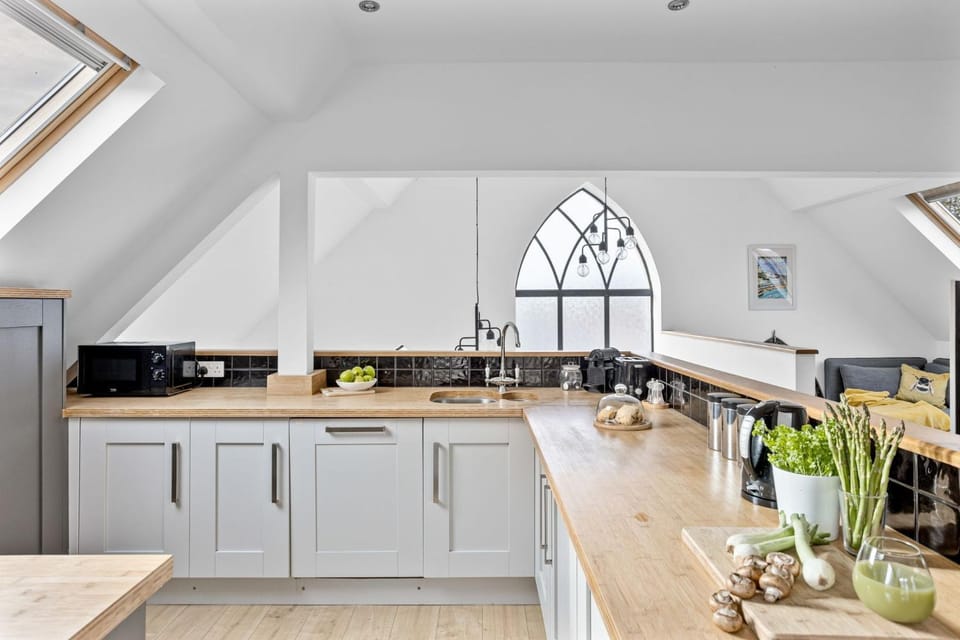 Coffee/tea facilities, Kitchen or kitchenette, dishwasher, microwave, pet friendly, stove, toaster