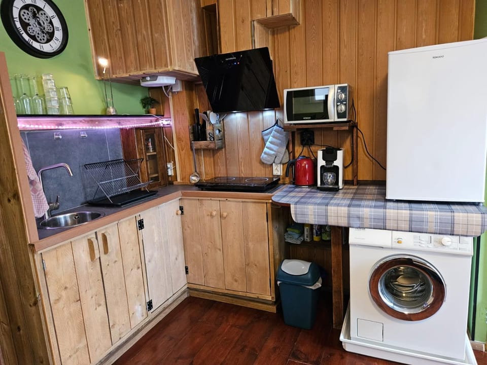 Coffee/tea facilities, oven, stove, washing machine