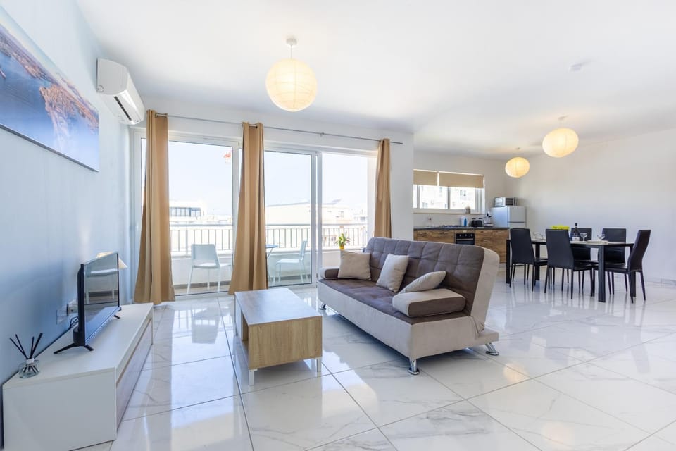 TV and multimedia, Kitchen or kitchenette, Living room, Seating area, Dining area