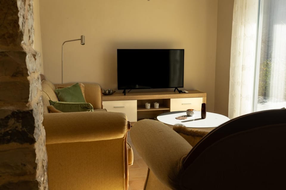 Communal lounge/ TV room, TV and multimedia, Living room, Seating area, Evening entertainment