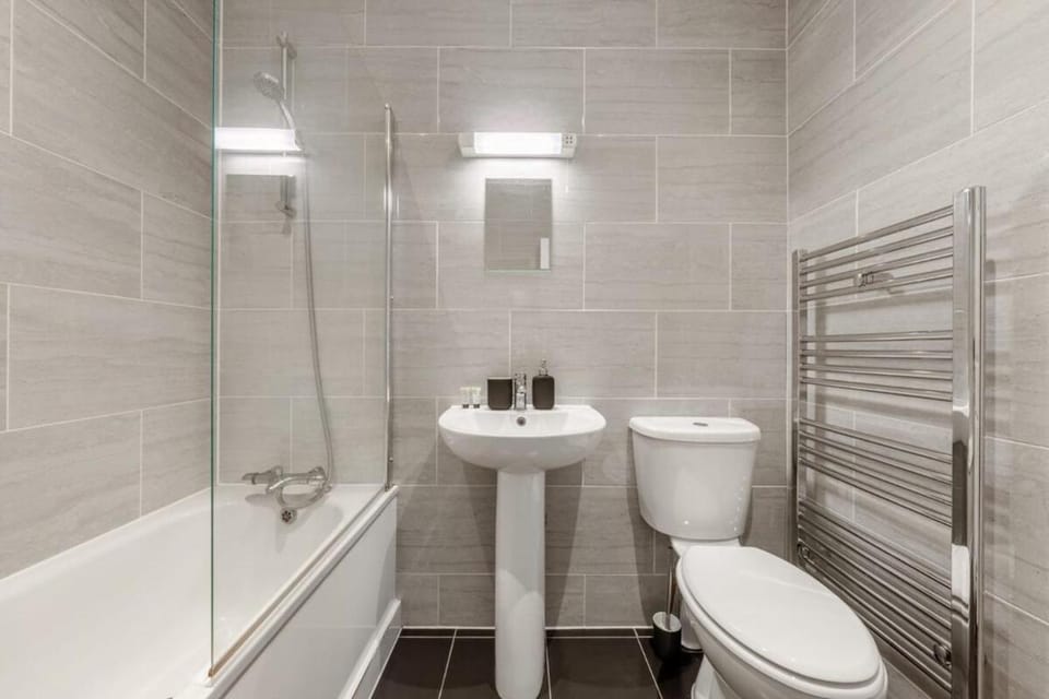 Free parking, centre of Edgware Apartment in Edgware
