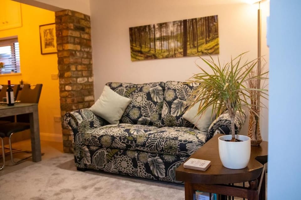 The Nest Close to York with Hot Tub House in Selby