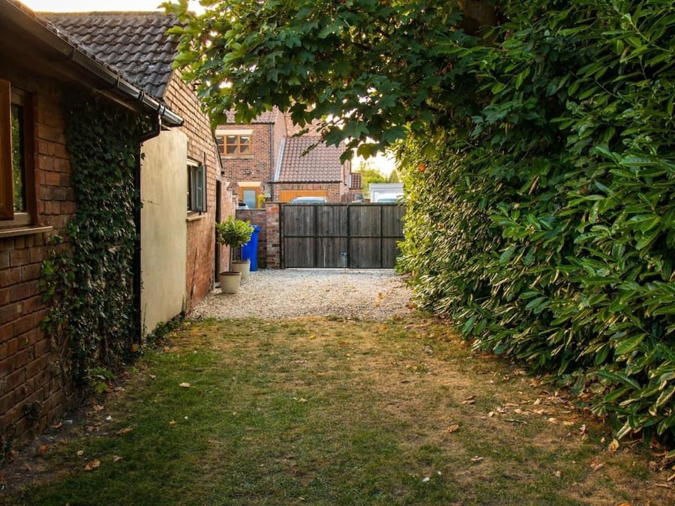 The Nest Close to York with Hot Tub House in Selby
