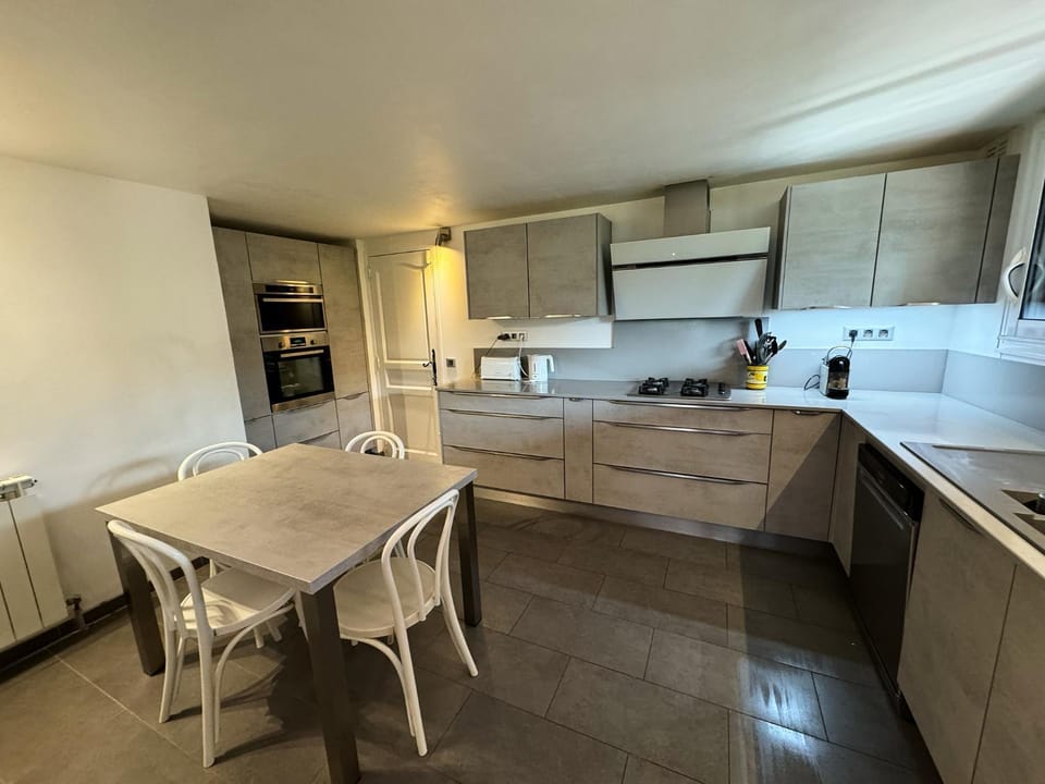 Kitchen or kitchenette, Dining area, dishwasher, oven, stove