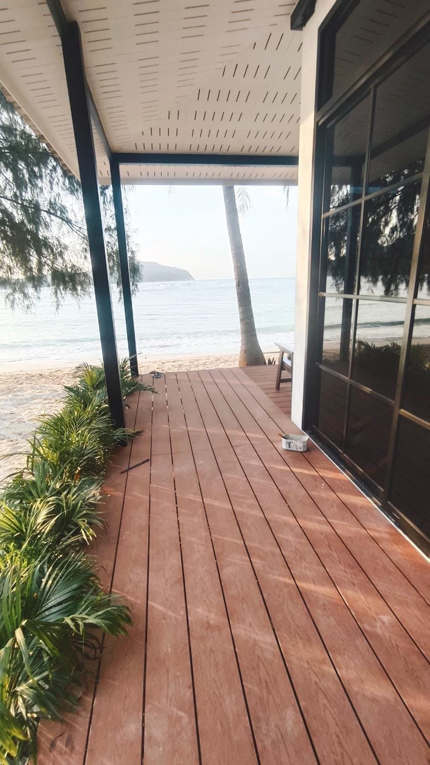 2-Bedroom Beach Front Chaloklum House in Ban Tai