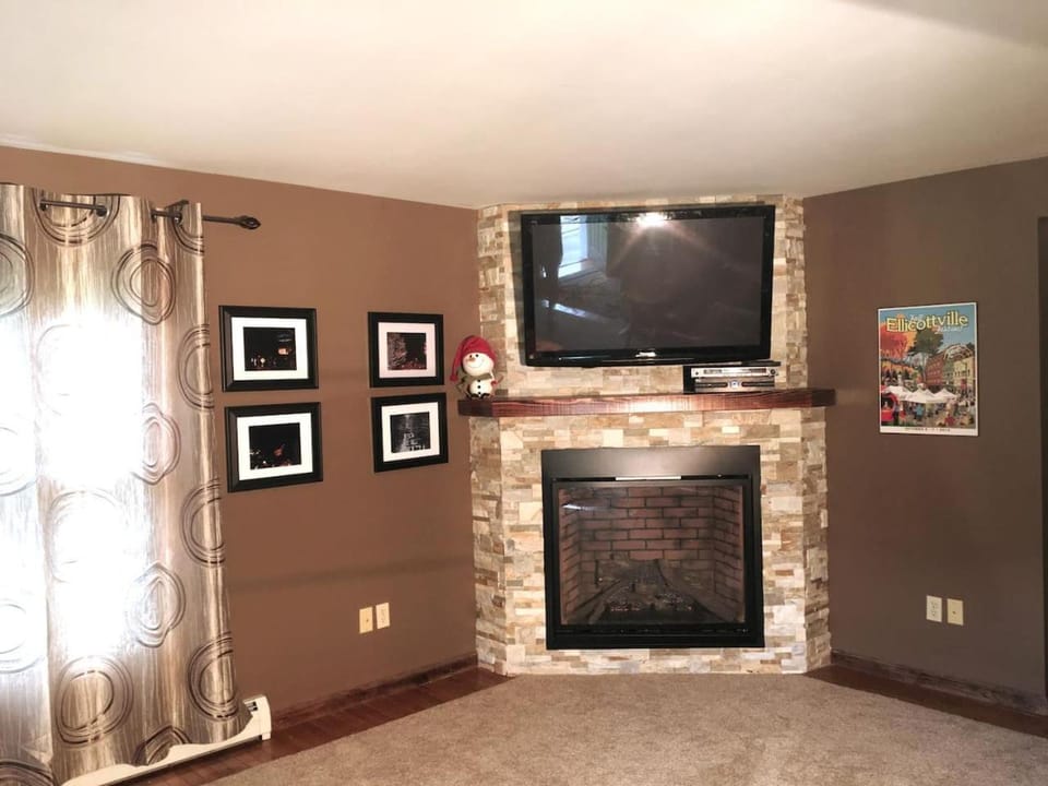 Quality retreat in Village hottub photo wall games House in Ellicottville