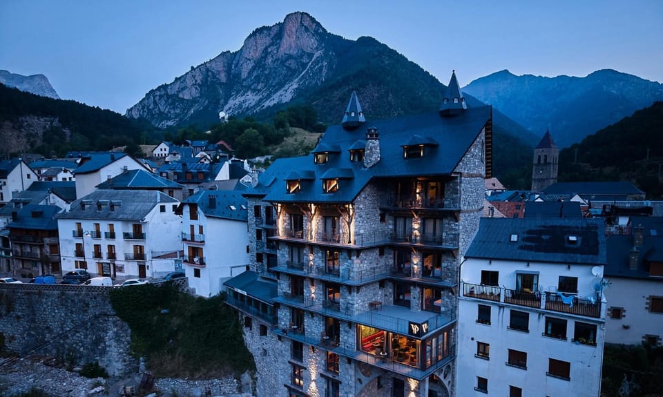 Property building, Natural landscape, Landmark view, Mountain view