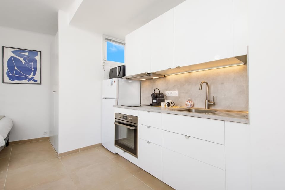 Kitchen or kitchenette, oven, toaster