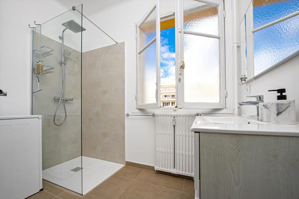 Shower, Toilet, Bathroom, towels