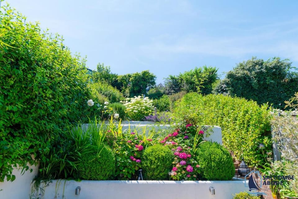 Stylish Coastal Living - Prime Location, Garden and Parking House in Salcombe