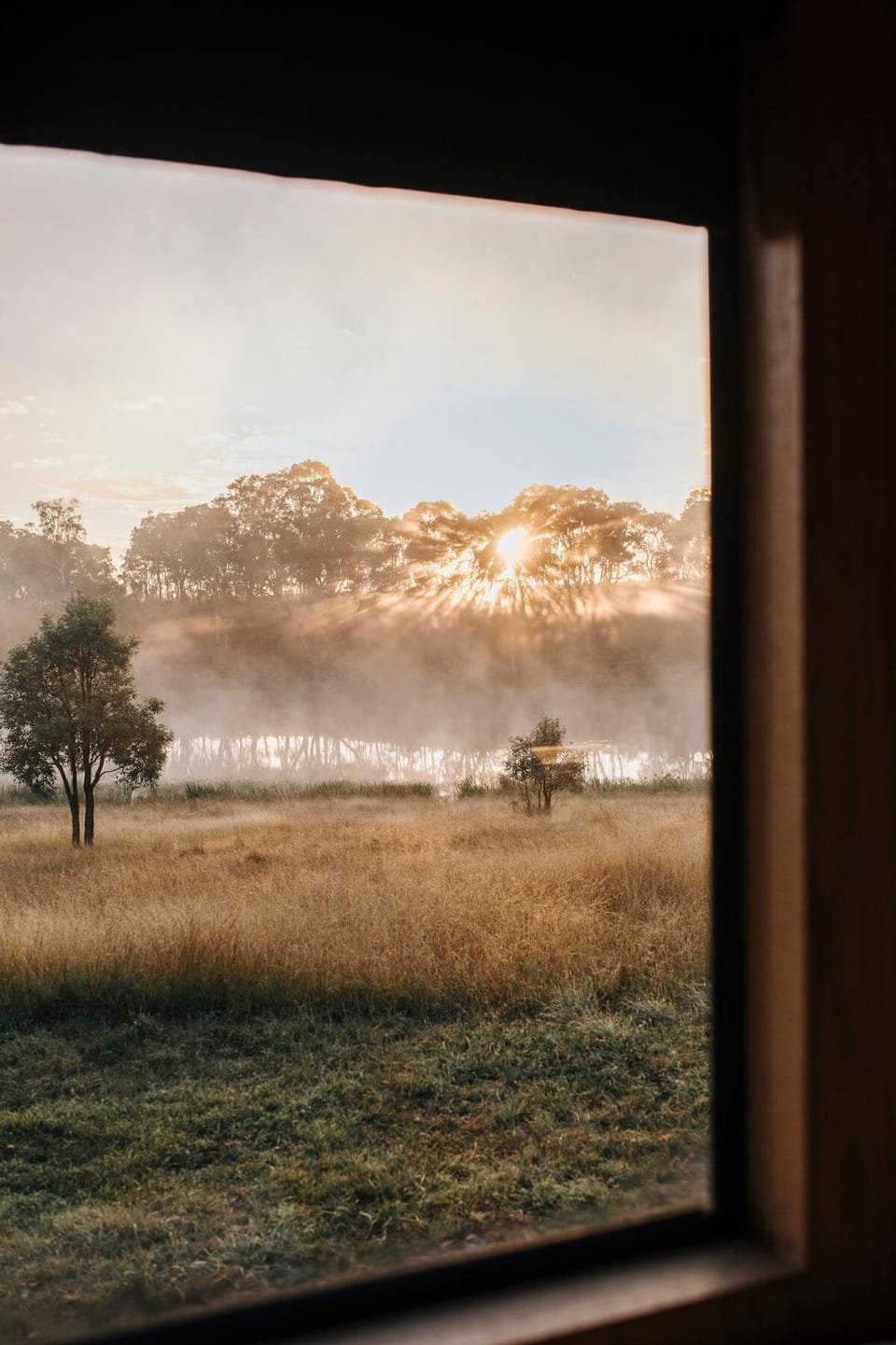 Cosy Off-Grid Cabin with Lake View Pet Friendly - Nikita Cabin in Blue Mountains