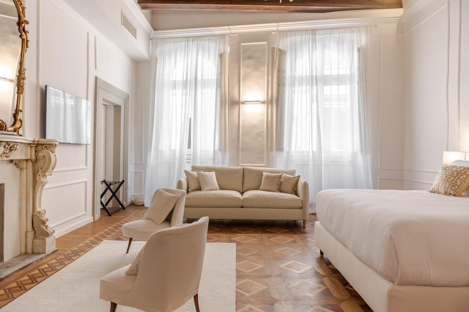 Photo of the whole room, Seating area, Bedroom