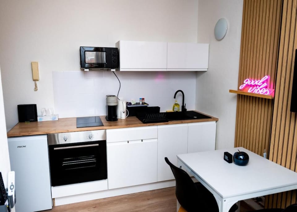 Coffee/tea facilities, Kitchen or kitchenette, oven, stove