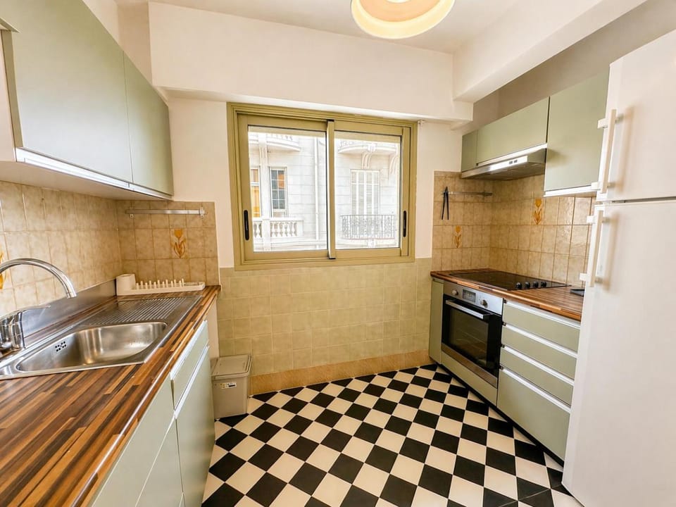 Coffee/tea facilities, microwave, oven, washing machine, kitchen
