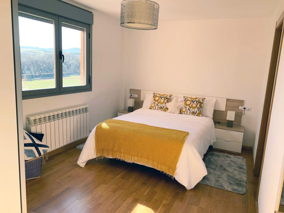 Bed, Photo of the whole room, Bedroom, internet