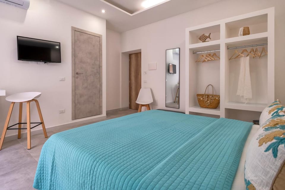 Bed, TV and multimedia, wardrobe