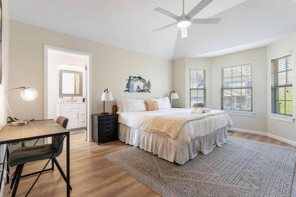 Coler Lounge: Bike In, Bike Out w/Hot Tub House in Rogers