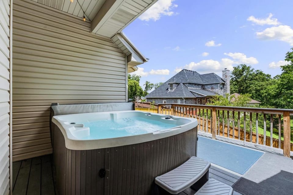 Coler Lounge: Bike In, Bike Out w/Hot Tub House in Rogers