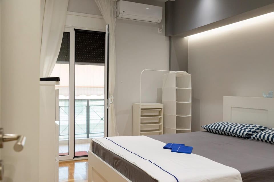 Bed, TV and multimedia, Photo of the whole room, Bedroom, towels, wardrobe