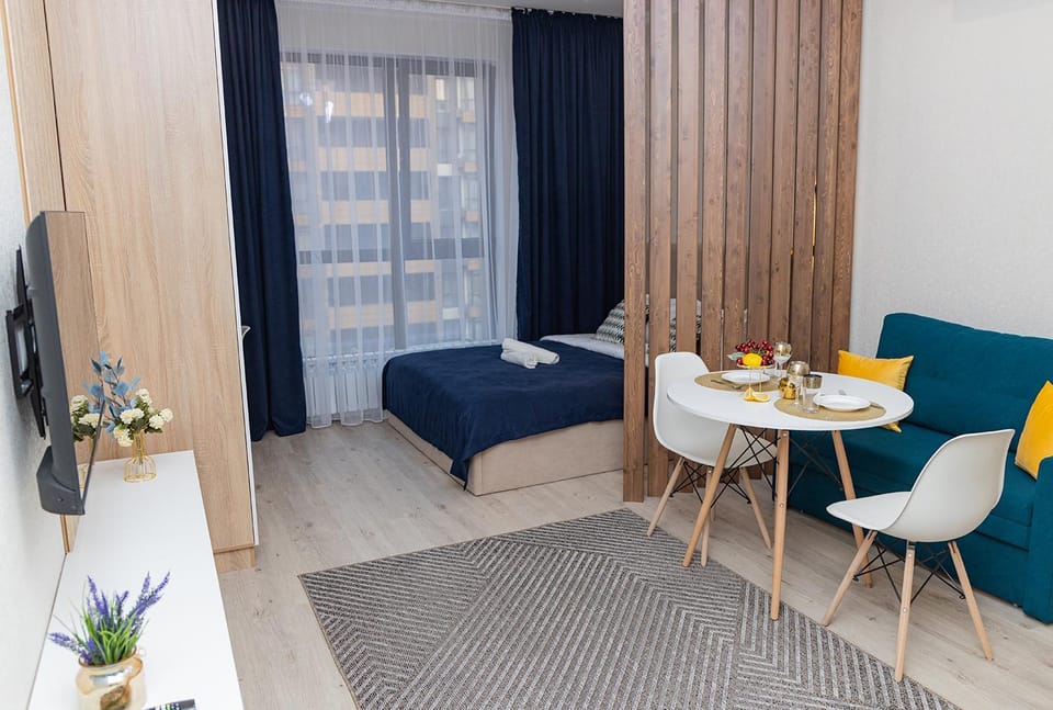 Bed, Photo of the whole room, Seating area, Dining area, Bedroom