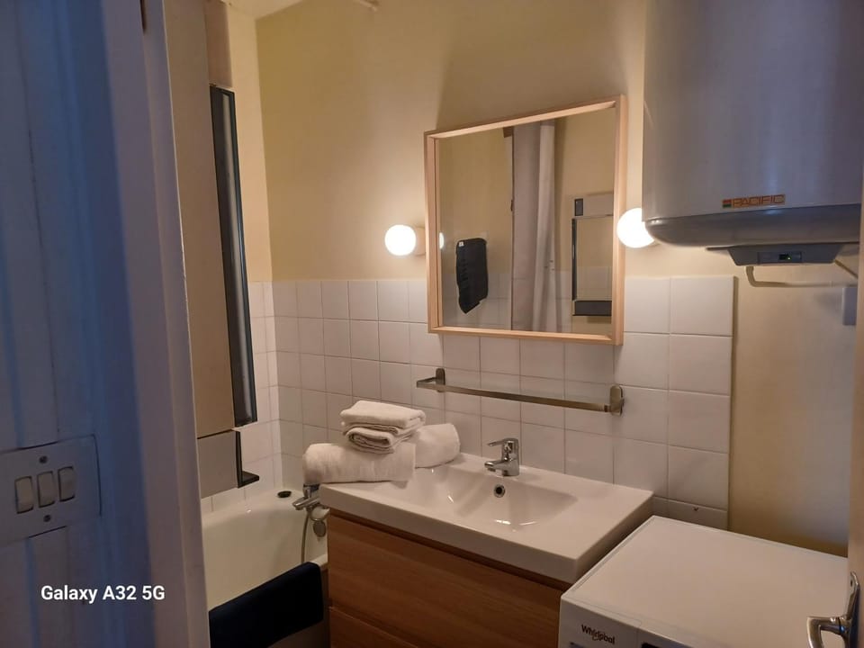Bathroom, towels