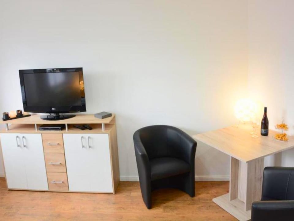 TV and multimedia, Living room, Seating area, Bedroom