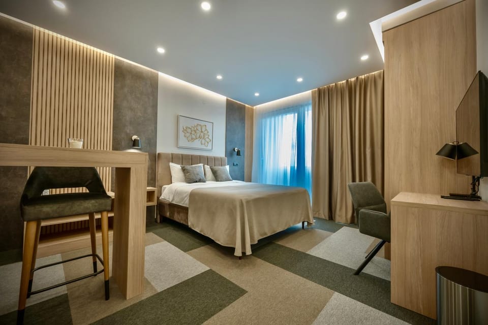 Bed, TV and multimedia, Bedroom