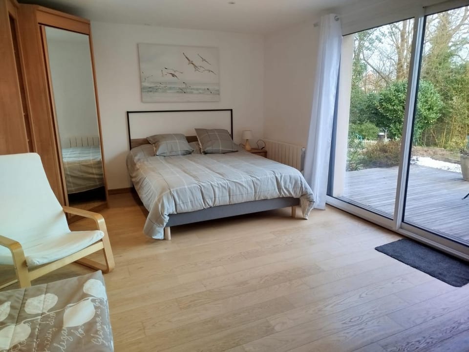Bed, Photo of the whole room, cot