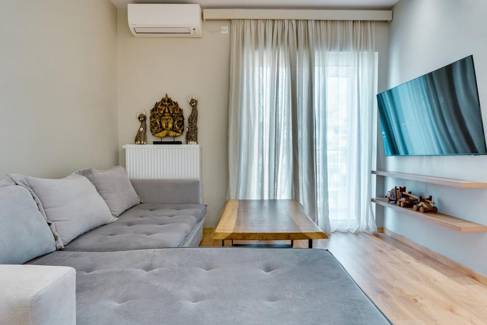 Communal lounge/ TV room, TV and multimedia, Living room, Seating area, Evening entertainment, air conditioner