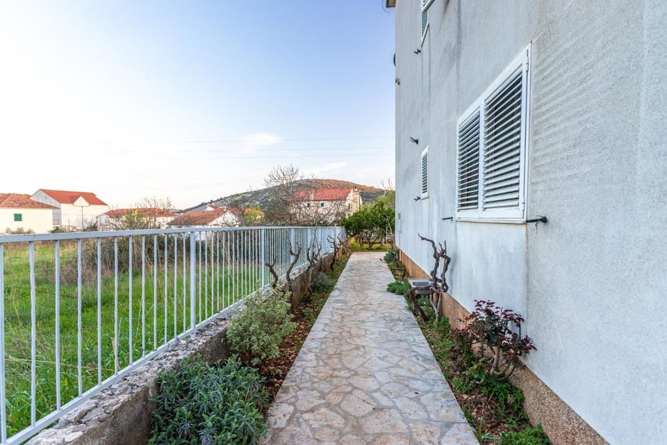 Location, children, Family