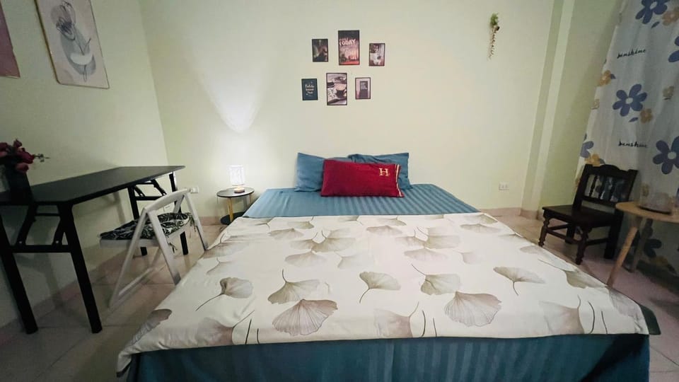 Photo of the whole room, Seating area, Bedroom