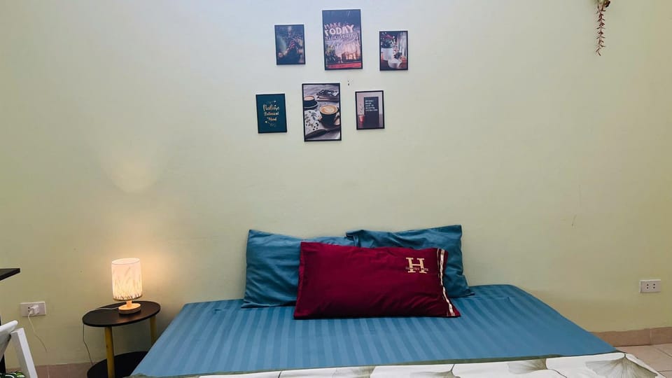 Bed, Living room, Photo of the whole room